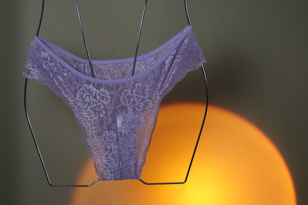 Calcinha de renda lilás